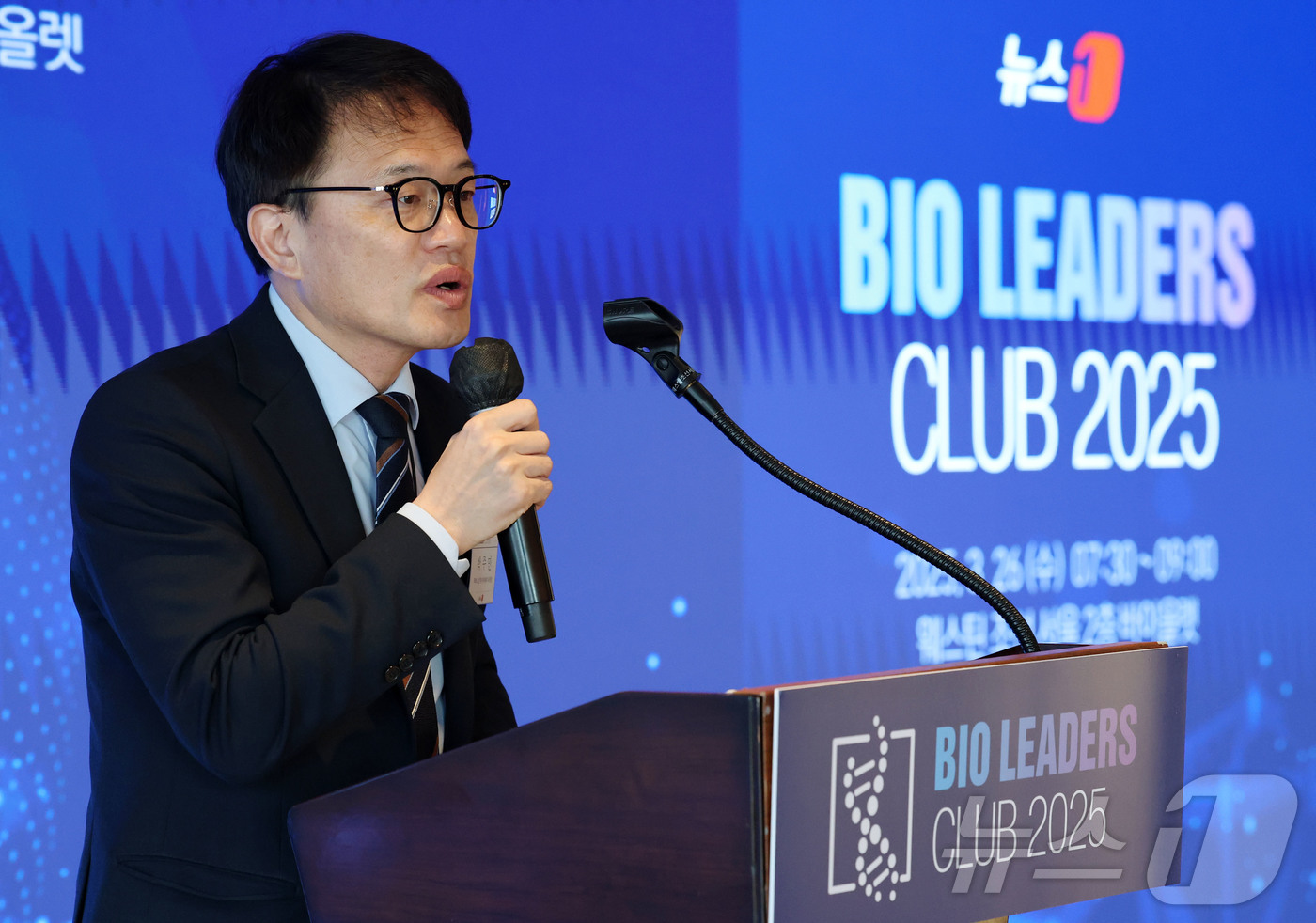 (서울=뉴스1) 박세연 기자 = 박주민 국회 보건복지위원장이 26일 오전 서울 중구 조선호텔에서 열린 뉴스1 제24회 바이오리더스클럽에서 축사를 하고 있다. 2025.3.26/뉴스 …