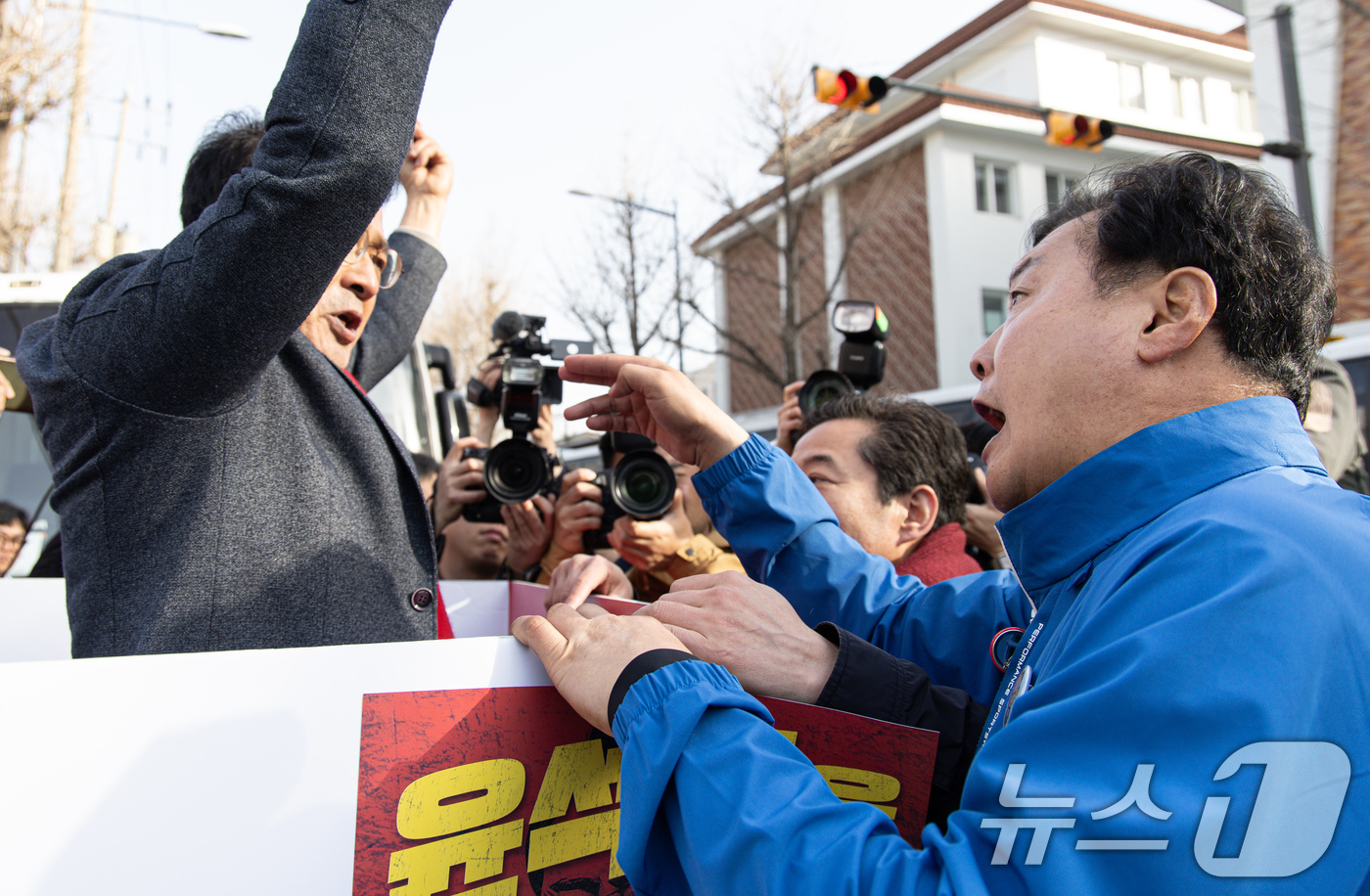 (서울=뉴스1) 이재명 기자 = 조계원 더불어민주당 의원이 26일 오전 서울 종로구 헌법재판소 앞에서 열린 내란수괴 윤석열 신속 파면 촉구 기자회견을 마친 후 1인 시위를 두고 국 …