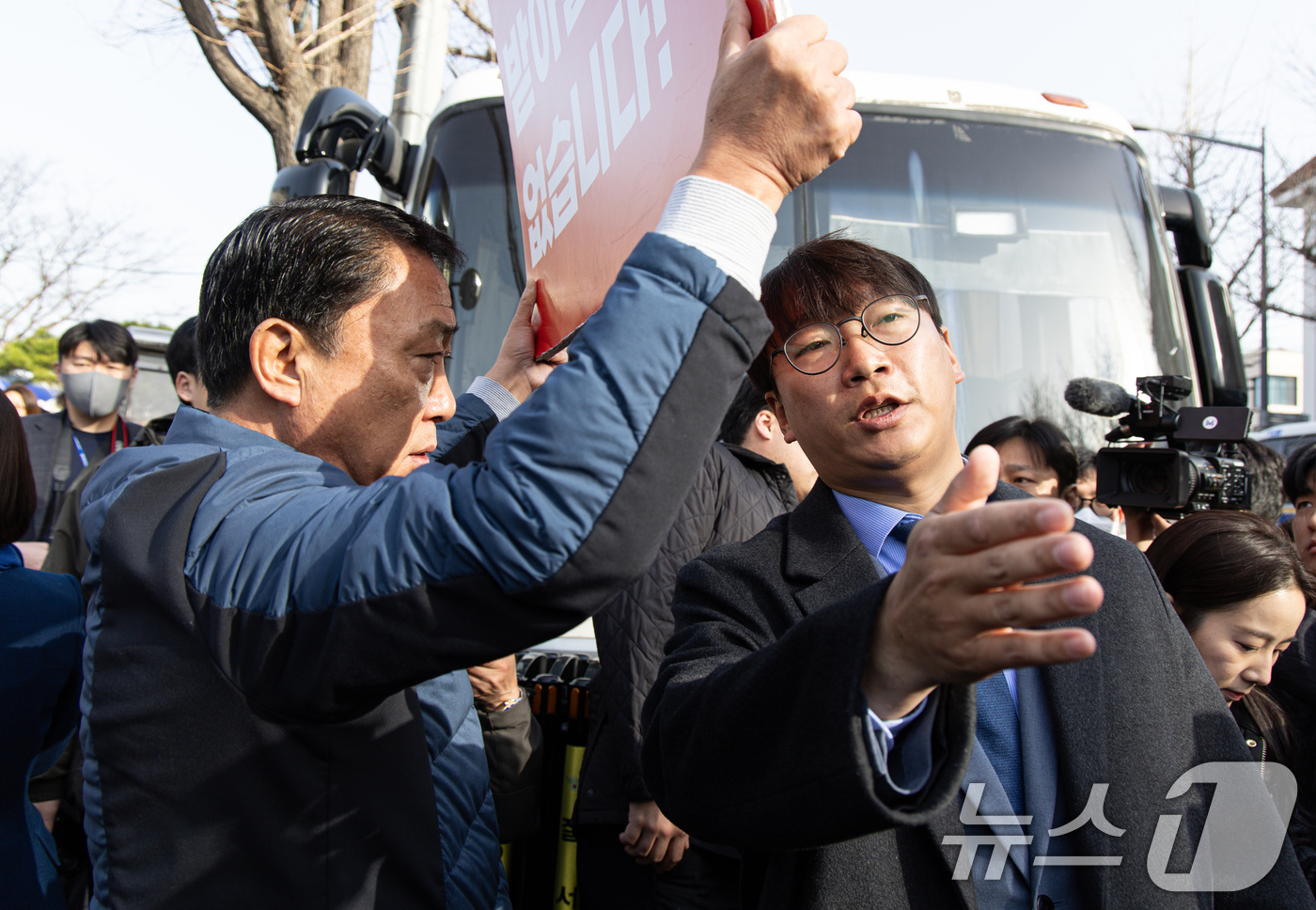 (서울=뉴스1) 이재명 기자 = 모경종 더불어민주당 의원이 26일 오전 서울 종로구 헌법재판소 앞에서 열린 내란수괴 윤석열 신속 파면 촉구 기자회견을 마친 후 1인 시위를 두고 국 …