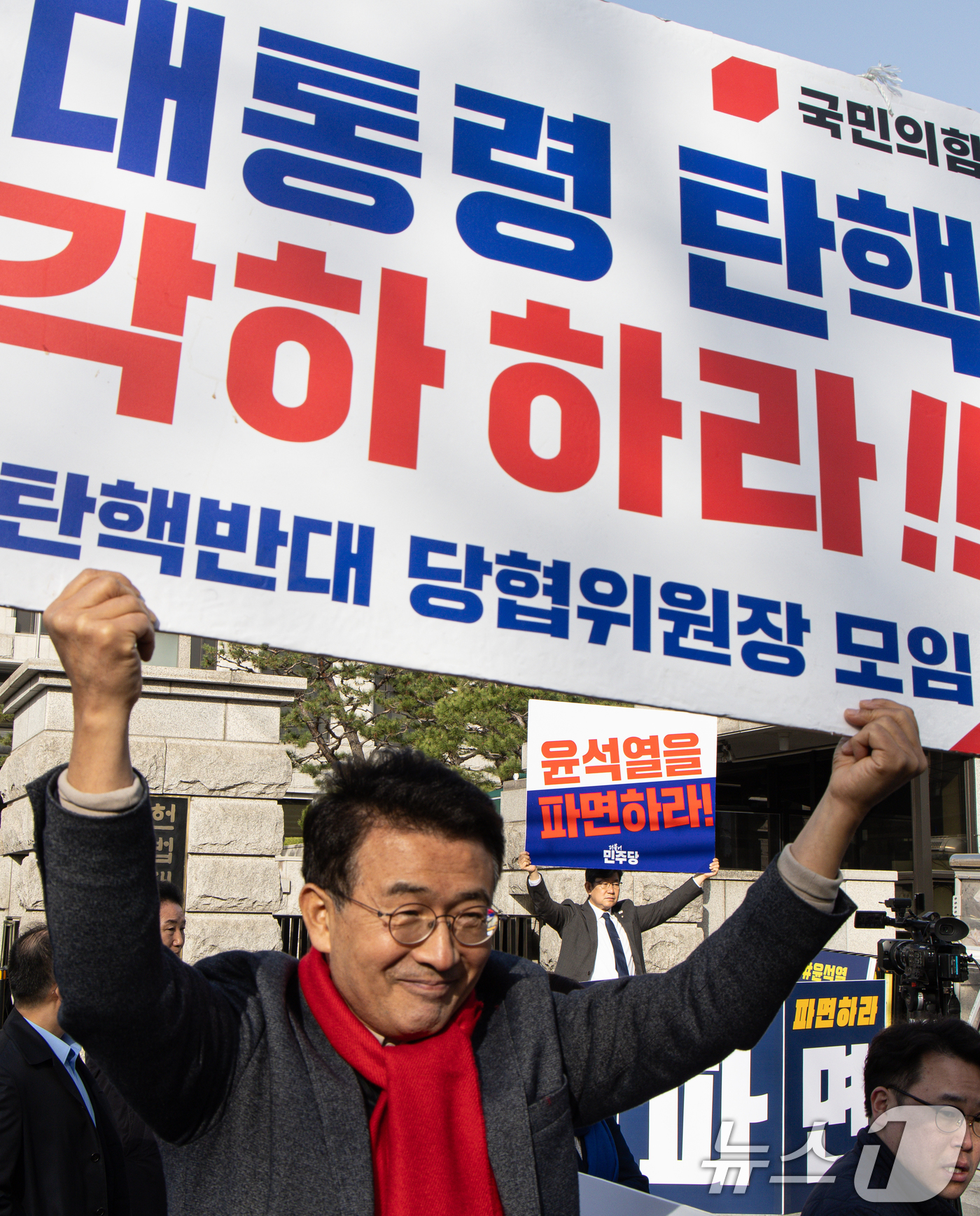 (서울=뉴스1) 이재명 기자 = 26일 오전 서울 종로구 헌법재판소 앞에서 국민의힘 당협위원장과 더불어민주당 의원들의 1인 시위가 이어지고 있다. 2025.3.26/뉴스1