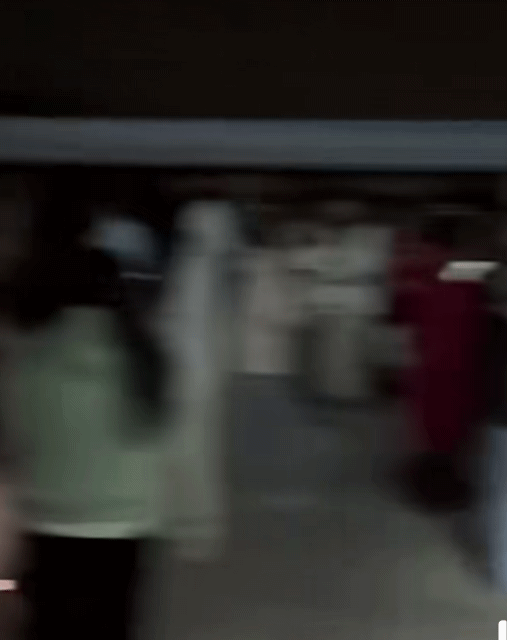 본문 이미지 - 26일 새벽 발생한 지진으로 주민들이 건물 밖에서 대피하고 있다. (웨이보 갈무리)