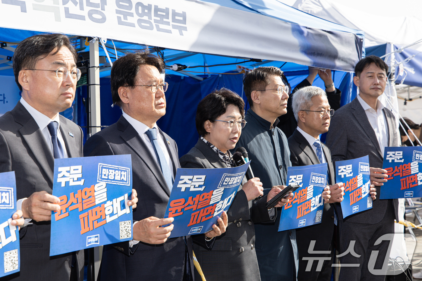 (서울=뉴스1) 이재명 기자 = 김선민 조국혁신당 당대표 권한대행이 26일 오전 서울 종로구 광화문 앞에서 열린 탄핵을 넘어 더 탄탄한 대한민국으로 위원회(탄탄대로) 회의에서 발언 …