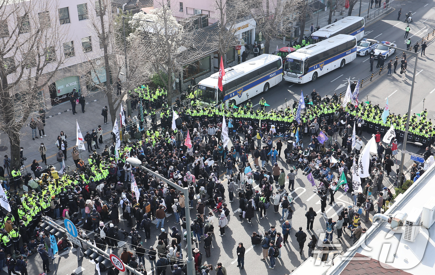 (서울=뉴스1) 김성진 기자 = 26일 오전 서울 종로구 자하문로 인근에서 윤석열 대통령 탄핵을 촉구하며 트랙터 상경 집회를 시도한 전국농민회총연맹 시위대와 경찰이 대치하고 있다. …