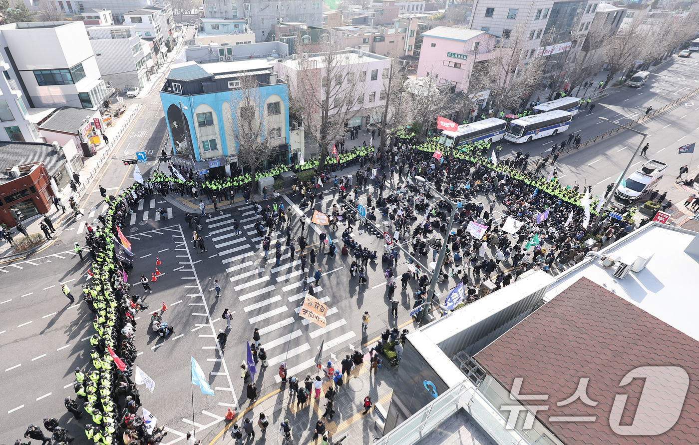 (서울=뉴스1) 김성진 기자 = 26일 오전 서울 종로구 자하문로 인근에서 윤석열 대통령 탄핵을 촉구하며 트랙터 상경 집회를 시도한 전국농민회총연맹 시위대와 경찰이 대치하고 있다. …