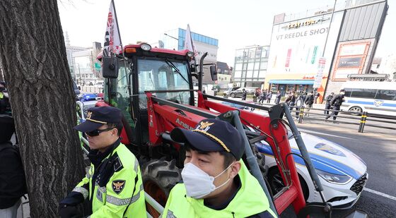 전농 트랙터 둘러싼 경찰