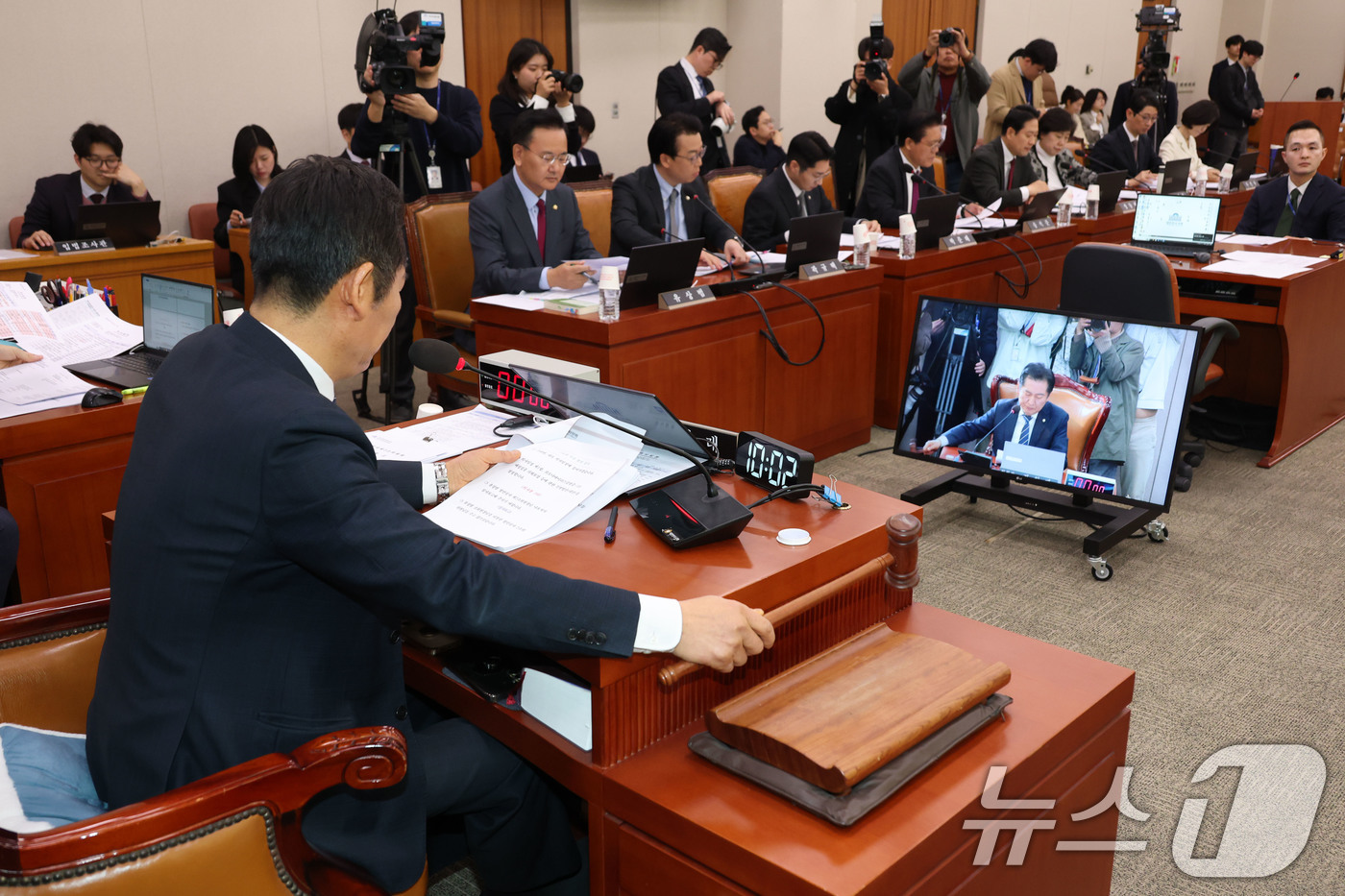 (서울=뉴스1) 이광호 기자 = 정청래 법사위원장이 26일 오전 서울 여의도 국회에서 열린 법제사법위원회 전체회의에서 코로나바이러스감염증-19 예방접종 피해보상 등에 관한 특별법안 …