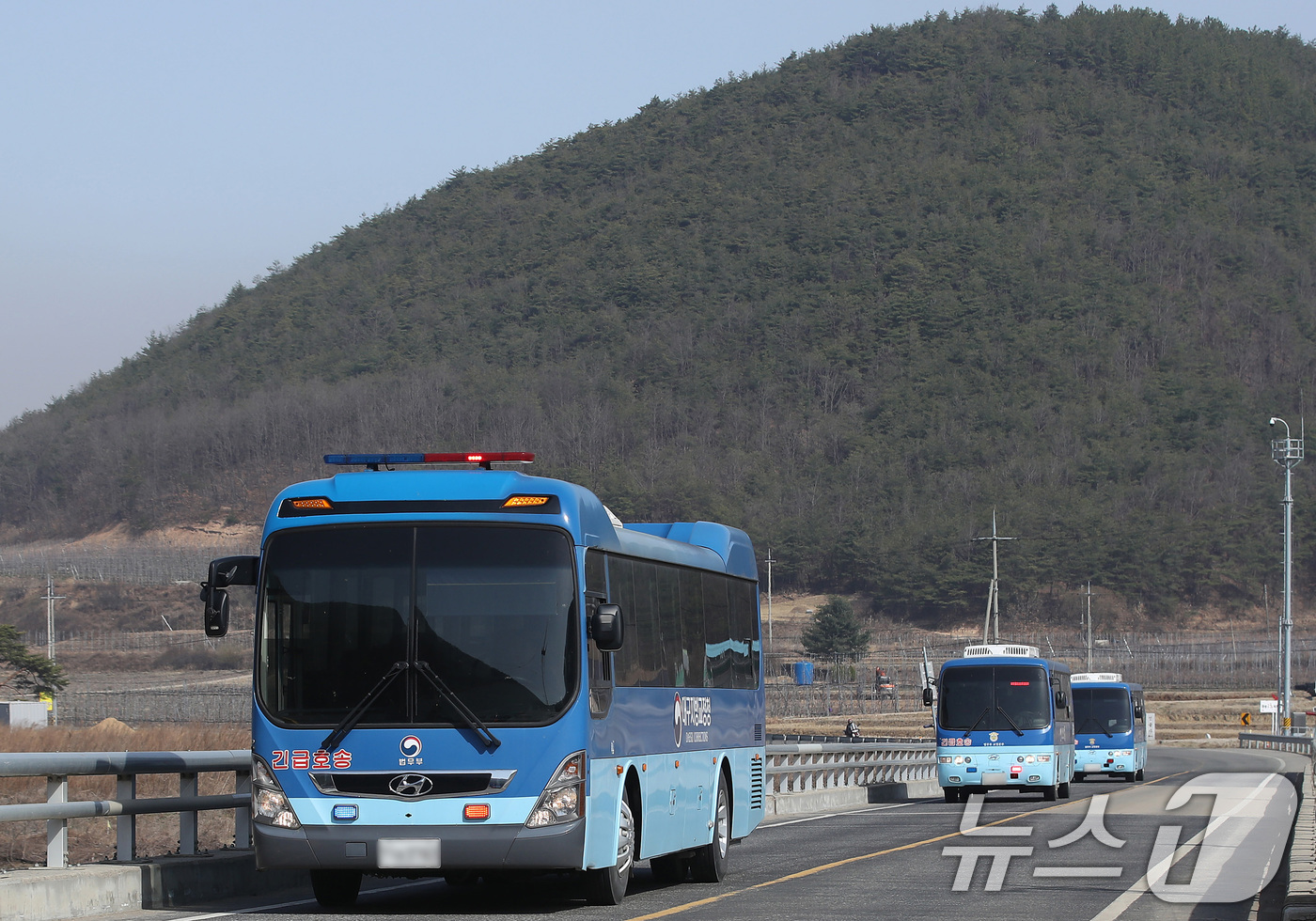 (청송=뉴스1) 공정식 기자 = 26일 오전 법무부 호송차량이 줄지어 경북 청송군 현동면 인근을 지나고 있다.경북 의성군에서 시작한 산불이 안동시를 거쳐 청송군까지 확산하자, 법무 …