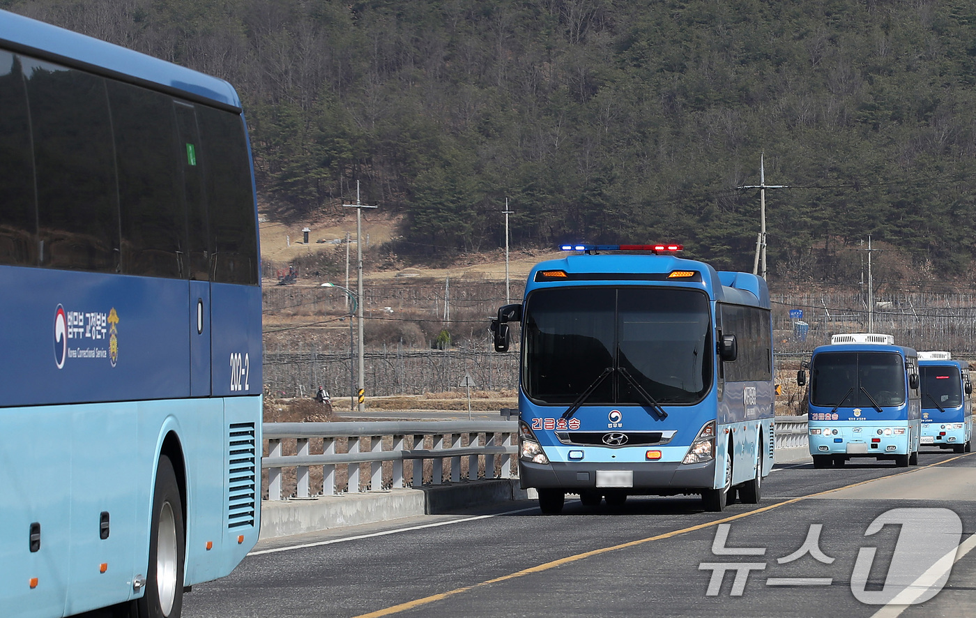 (청송=뉴스1) 공정식 기자 = 26일 오전 법무부 호송차량이 줄지어 경북 청송군 현동면 인근을 지나고 있다.경북 의성군에서 시작한 산불이 안동시를 거쳐 청송군까지 확산하자, 법무 …