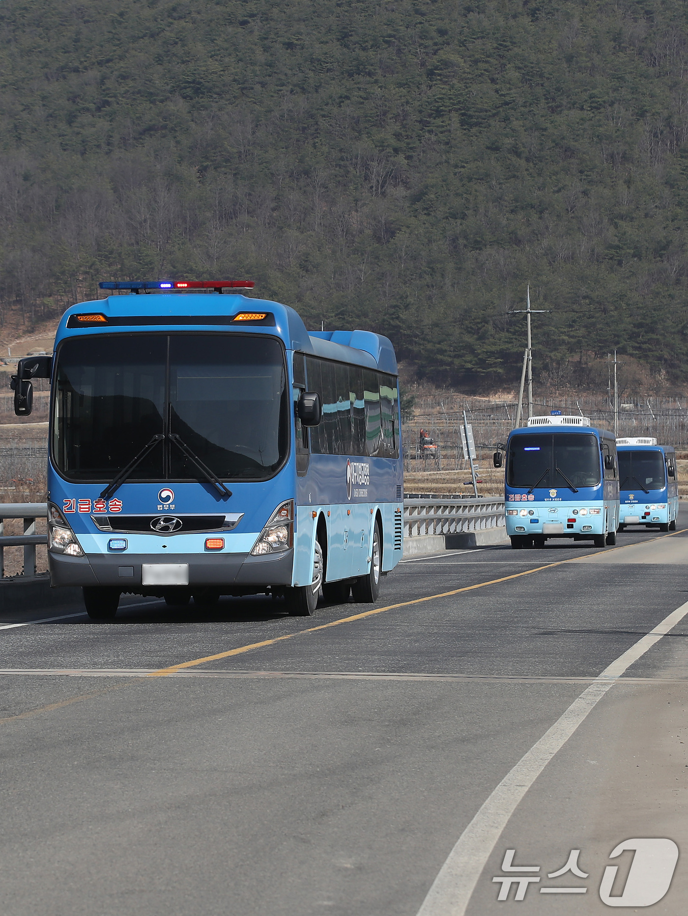 (청송=뉴스1) 공정식 기자 = 26일 오전 법무부 호송차량이 줄지어 경북 청송군 현동면 인근을 지나고 있다.경북 의성군에서 시작한 산불이 안동시를 거쳐 청송군까지 확산하자, 법무 …