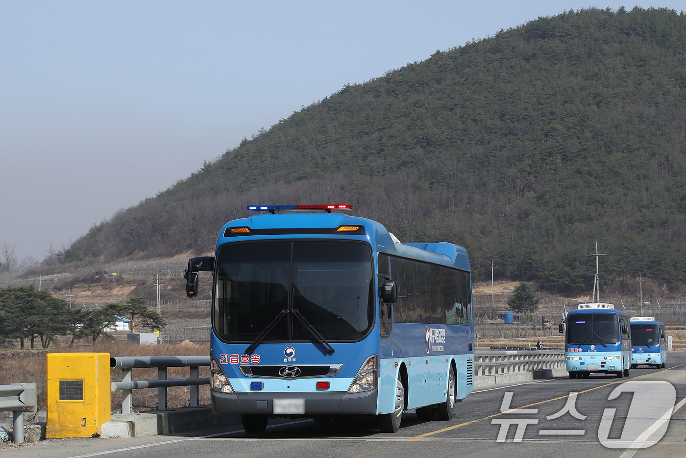 (청송=뉴스1) 공정식 기자 = 26일 오전 법무부 호송차량이 줄지어 경북 청송군 현동면 인근을 지나고 있다.경북 의성군에서 시작한 산불이 안동시를 거쳐 청송군까지 확산하자, 법무 …