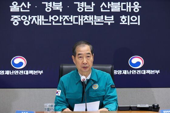 한 대행 '트럼프발 관세전쟁'에 "국익·산업 지키기 위해 역량 쏟을 것"