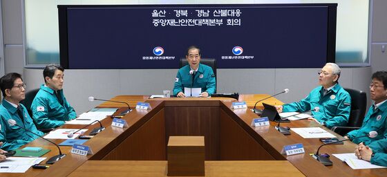 울산·경북·경남 산불대응 중대본 회의 주재하는 한덕수 권한대행