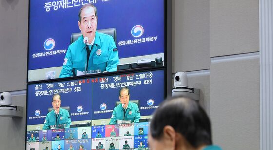 울산·경북·경남 산불대응 중대본 회의 주재하는 한덕수 권한대행
