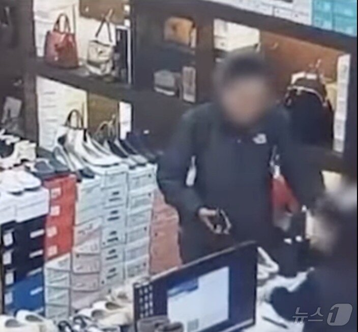 본문 이미지 -  지난달 4일 대전 동구 일대에서 분실카드를 무단 사용한 혐의를 받는 50대 남성 A씨가 경찰에 붙잡혔다. (대전경찰청 제공. 재판매 및 DB금지) /뉴스1