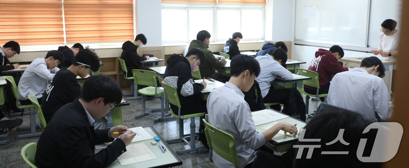 (전주=뉴스1) 유경석 기자 = 올해 첫 전국연합학력평가가 실시된 26일 전북자치도 전주시 동암고등학교에서 3학년 수험생들이 시험을 치르고 있다. 2025.3.26/뉴스1
