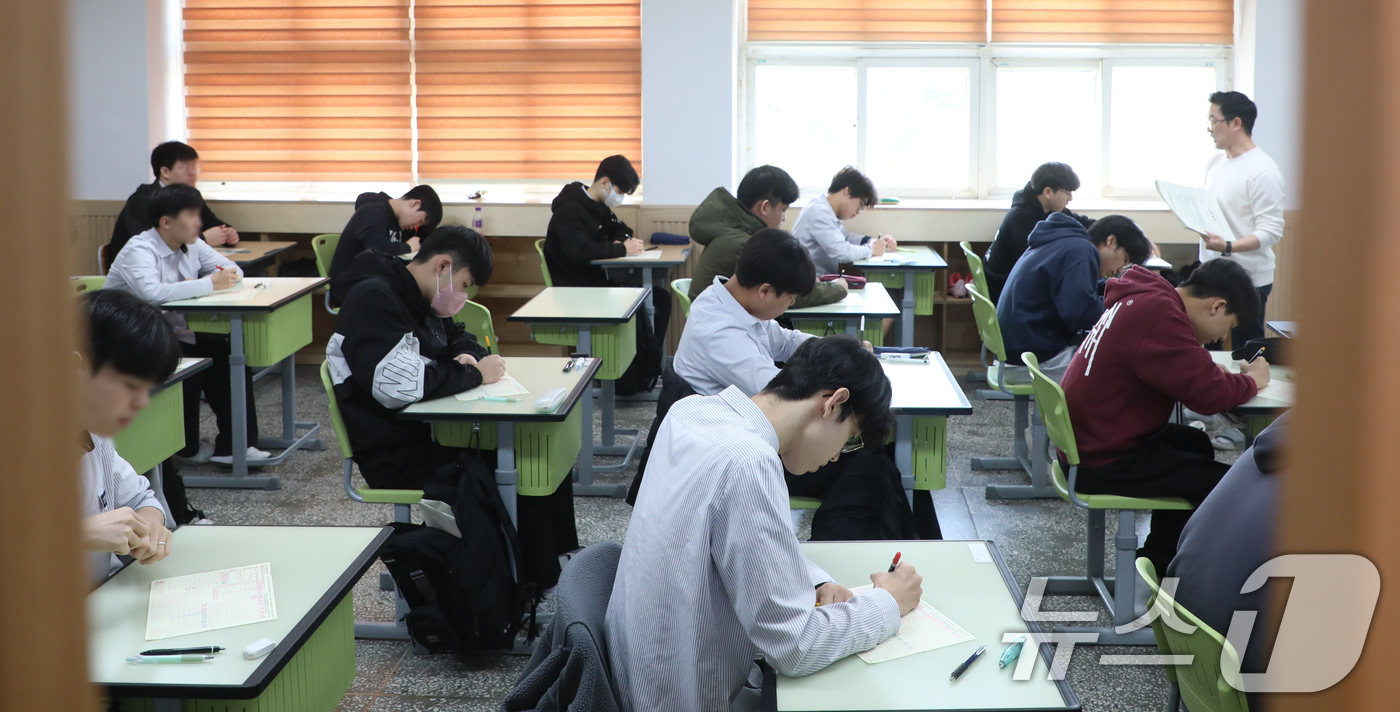 (전주=뉴스1) 유경석 기자 = 올해 첫 전국연합학력평가가 실시된 26일 전북자치도 전주시 동암고등학교에서 3학년 수험생들이 시험을 치르고 있다. 2025.3.26/뉴스1