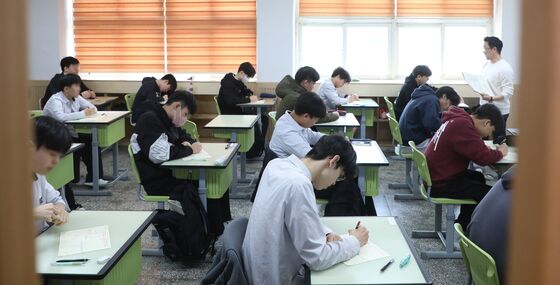 연합평가 치르는 학생들
