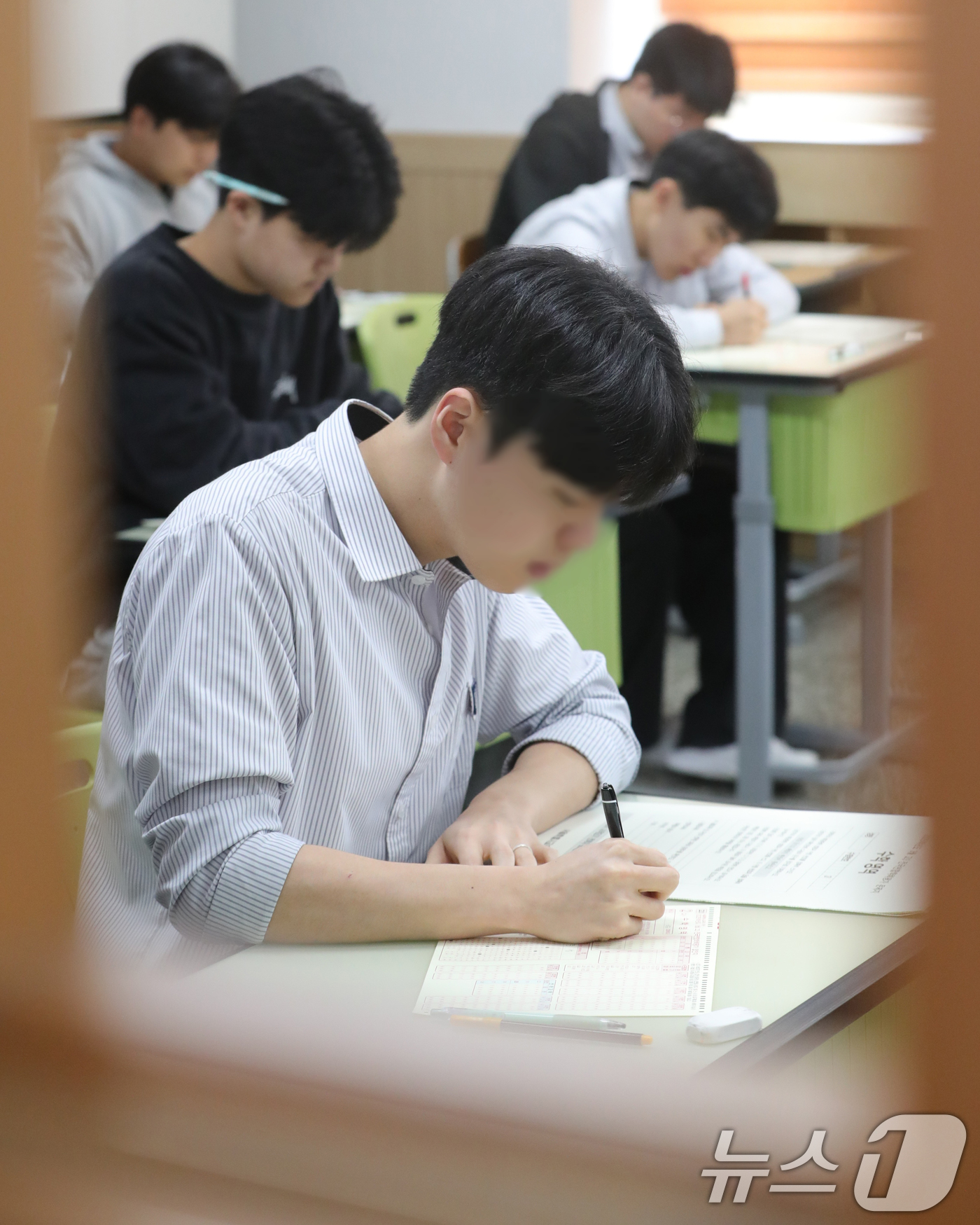 (전주=뉴스1) 유경석 기자 = 올해 첫 전국연합학력평가가 실시된 26일 전북자치도 전주시 동암고등학교에서 3학년 수험생들이 시험을 치르고 있다. 2025.3.26/뉴스1