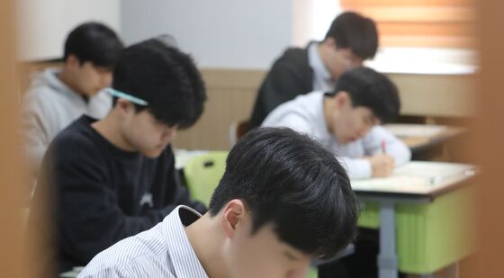 진지한 모습으로 연합평가 치르는 수험생