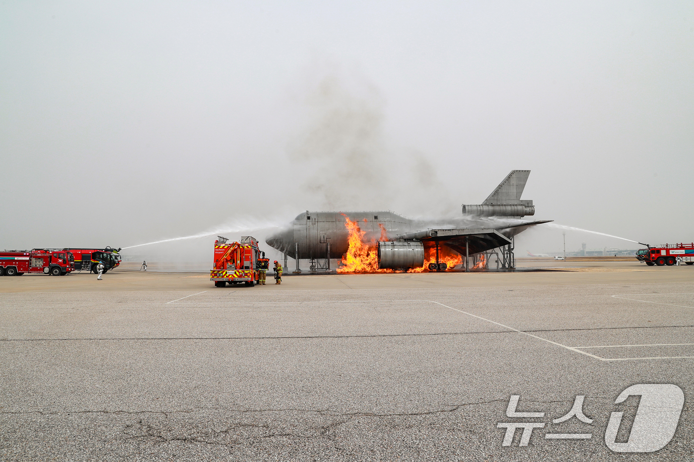 (서울=뉴스1) = 인천국제공항공사는 지난 25일 인천공항 모형항공기 훈련장에서 영종소방서와 함께 항공기 사고대응 합동훈련을 시행했다고 26일 밝혔다.사진은 공항소방대의 항공기구조 …