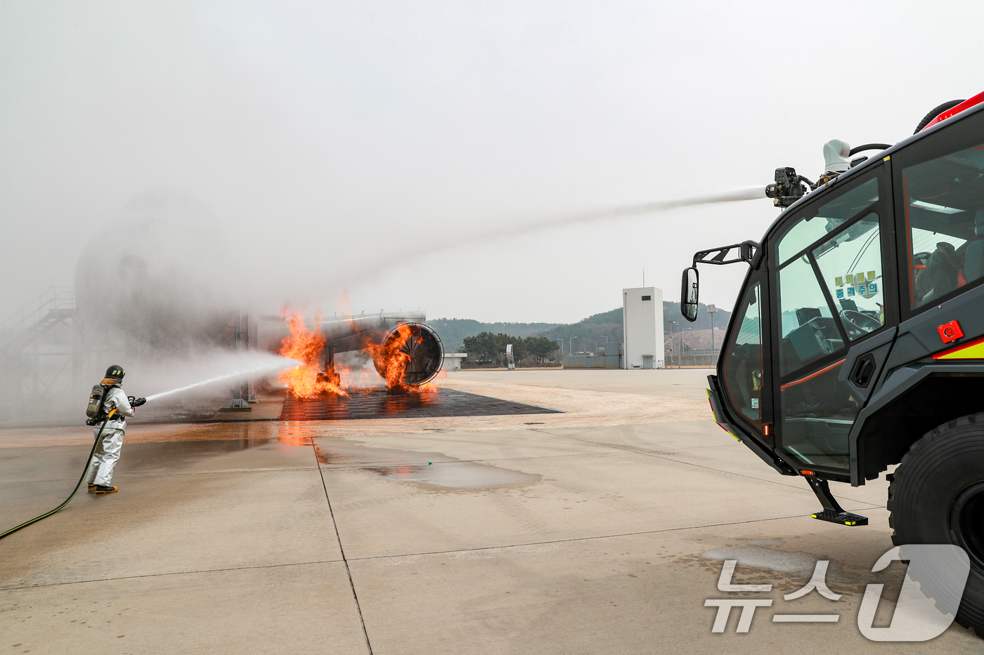 (서울=뉴스1) = 인천국제공항공사는 지난 25일 인천공항 모형항공기 훈련장에서 영종소방서와 함께 항공기 사고대응 합동훈련을 시행했다고 26일 밝혔다.사진은 인천국제공항공사 공항소 …