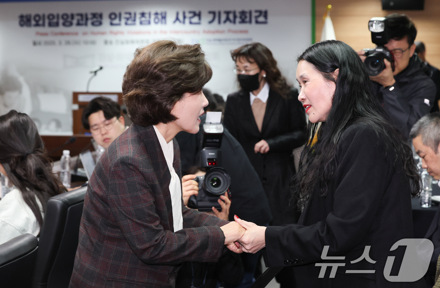 (서울=뉴스1) 허경 기자 = 박선영 진실화해위원장이 26일 서울 중구 남산스퀘어빌딩에서 열린 진실화해위원회 해외입양과정 인권침해 사건 진실규명 결정 발표 기자회견에 앞서 해외입양 …