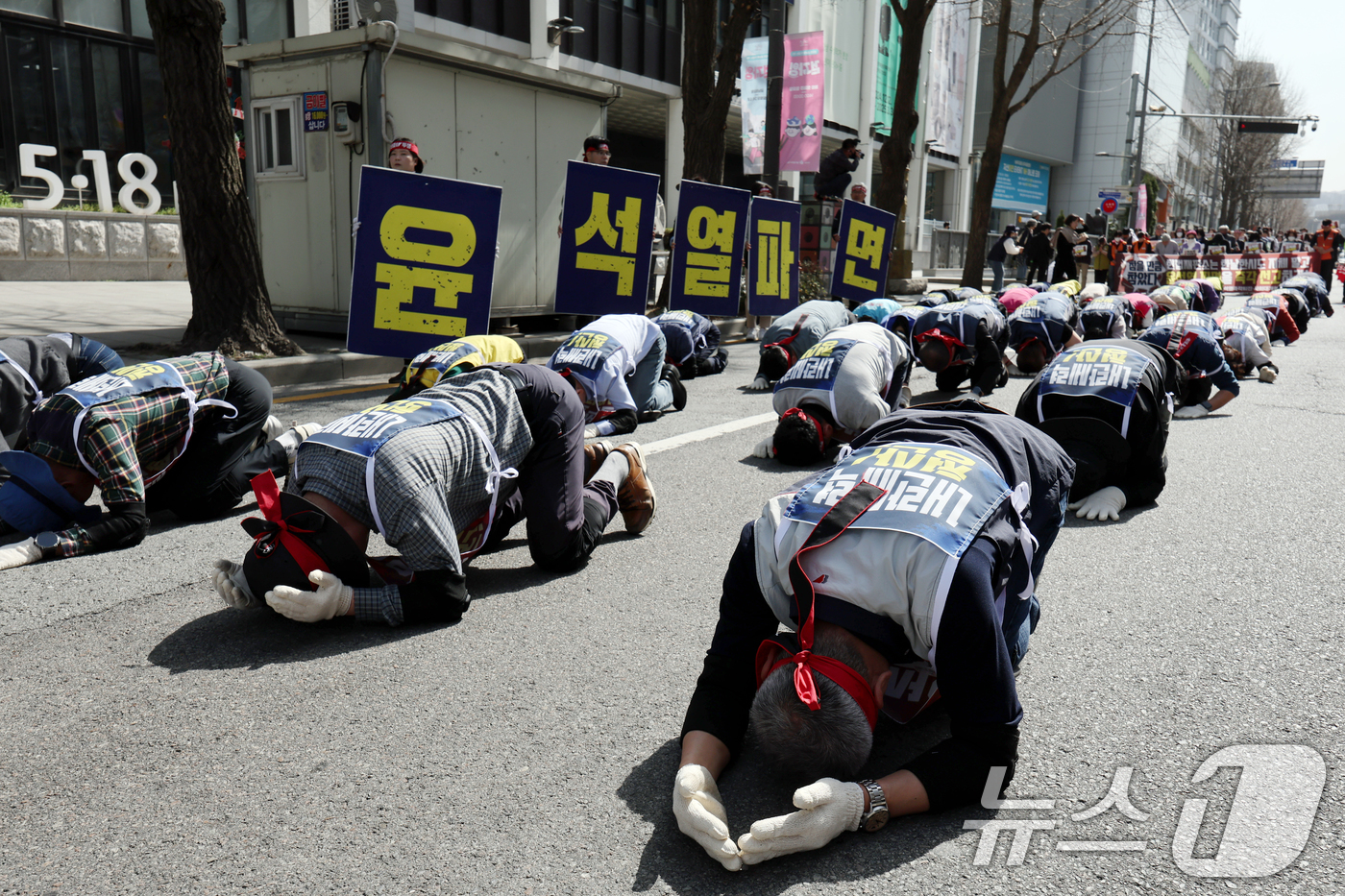 (광주=뉴스1) 이승현 기자 = 광주 180여개 시민사회단체가 참여한 윤석열 즉각퇴진·사회대개혁 광주비상행동이 26일 광주 동구 5·18민주광장에서 금남공원까지 윤석열 대통령의 파 …
