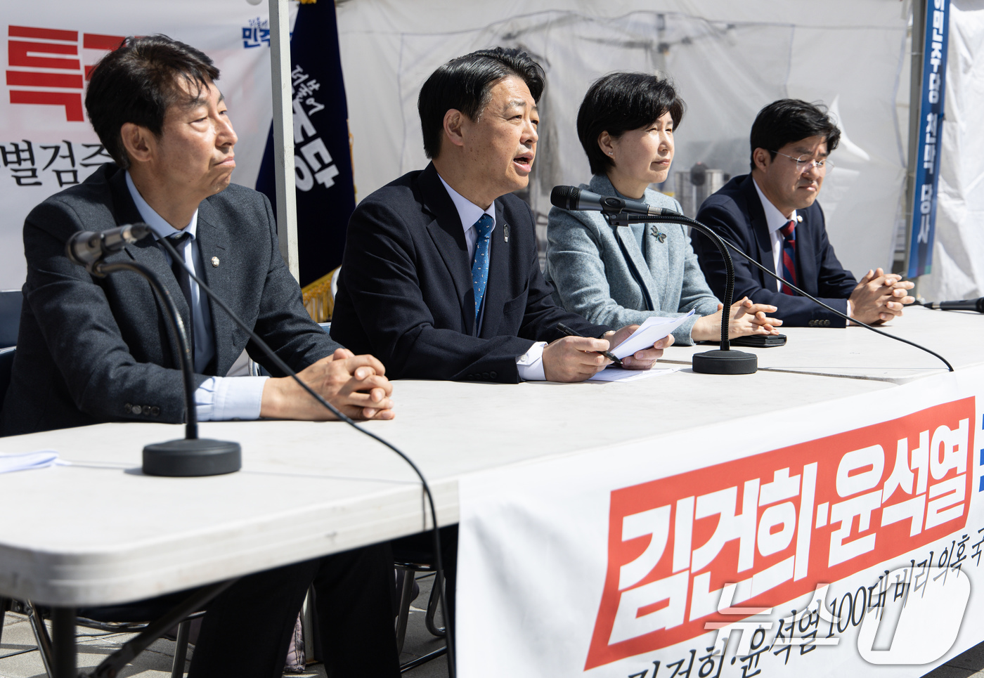(서울=뉴스1) 이재명 기자 = 김영호 더불어민주당 김건희·윤석열 100대 비리 의혹 국민특별검증단 단장이 26일 오전 서울 종로구 광화문 앞 민주당 천막당사에서 열린 발대식 및 …