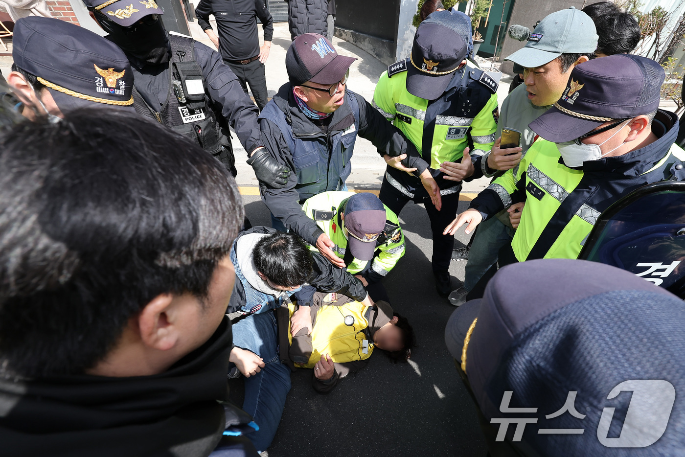 (서울=뉴스1) 김성진 기자 = 26일 서울 종로구 자하문로 인근에서 전국농민회총연맹 시위대가 트럭을 진입하려하자 경찰이 저지하고 있다. 2025.3.26/뉴스1