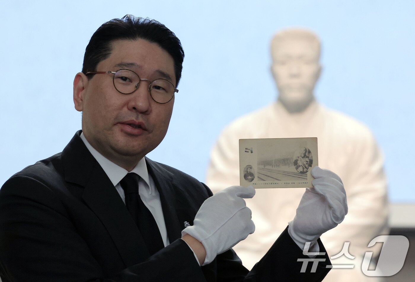 본문 이미지 - 이상현 안중근의사숭모회 이사&#40;태인 대표&#41;가 26일 오전 서울 중구 남산 안중근의사기념관에서 안중근 의사 순국 115주기 기념일을 맞아 안중근 의사와 이토히로부미가 한 화면에 담긴 엽서를 공개하고 있다. 2025.3.26/뉴스1 ⓒ News1 박정호 기자
