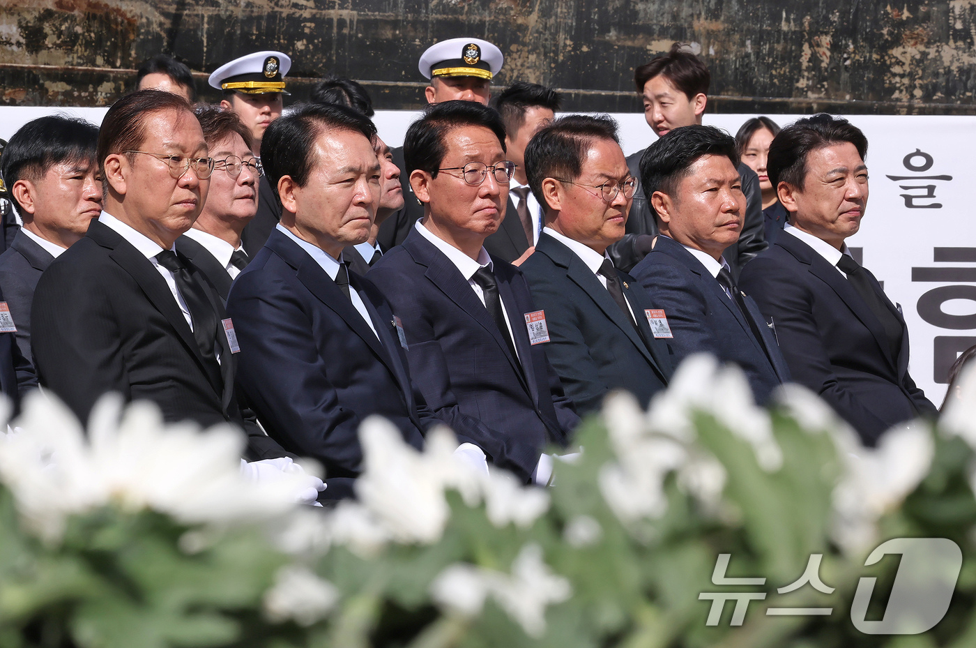 (평택=뉴스1) 장수영 기자 = 26일 오전 경기 평택 해군2함대에서 열린 제15주기 천안함 46용사 추모식에 참석한 권영세 국민의힘 비상대책위원장(왼쪽부터), 성일종 국회 국방위 …