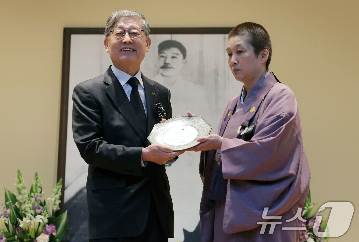 본문 이미지 - 김황식 안중근의사숭모회 이사장이 26일 오전 서울 중구 남산 안중근의사기념관에서 열린 안중근 의사 순국 115주기 추모식에서 일본 대림사의 고 사이토 다이켄 주지의 딸인 사이토 기무라 현 주지에게 안중근동양평화상을 시상하고 있다. 2025.3.26/뉴스1 ⓒ News1 박정호 기자