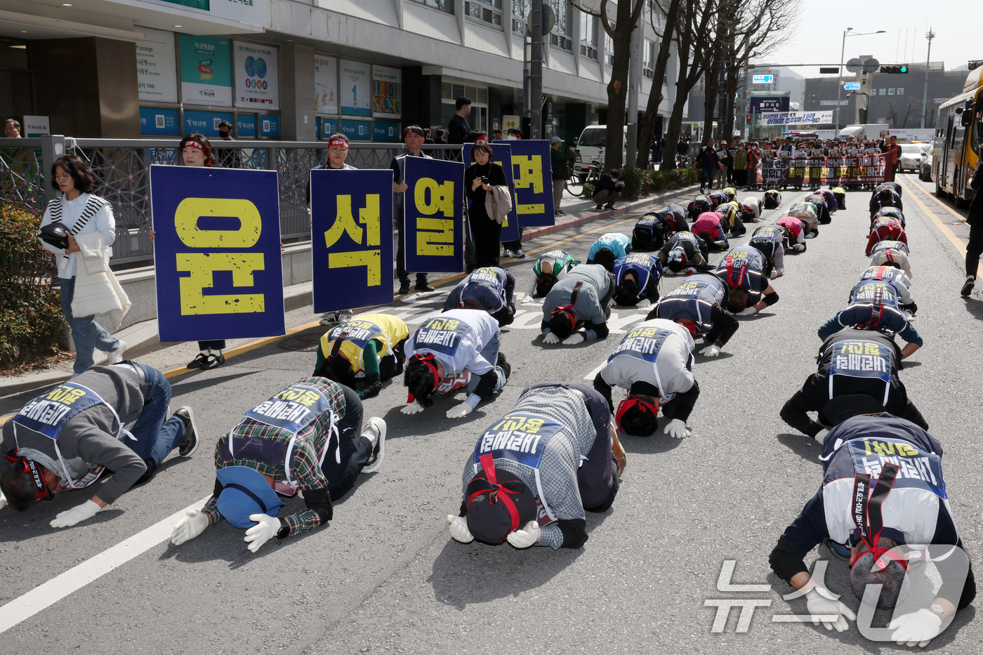 (광주=뉴스1) 이승현 기자 = 광주 180여개 시민사회단체가 참여한 윤석열 즉각퇴진·사회대개혁 광주비상행동이 26일 광주 동구 5·18민주광장에서 금남공원까지 윤석열 대통령의 파 …
