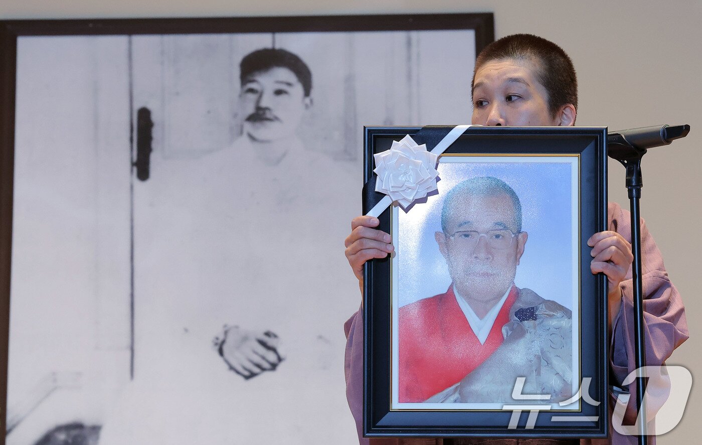 본문 이미지 - 26일 오전 서울 중구 남산 안중근의사기념관에서 열린 안중근 의사 순국 115주기 추모식에서 안중근동양평화상을 수상한 일본 대림사의 고 사이토 다이켄 주지의 딸인 사이토 기무라 현 주지가 수상 소감을 밝히고 있다. 2025.3.26/뉴스1 ⓒ News1 박정호 기자