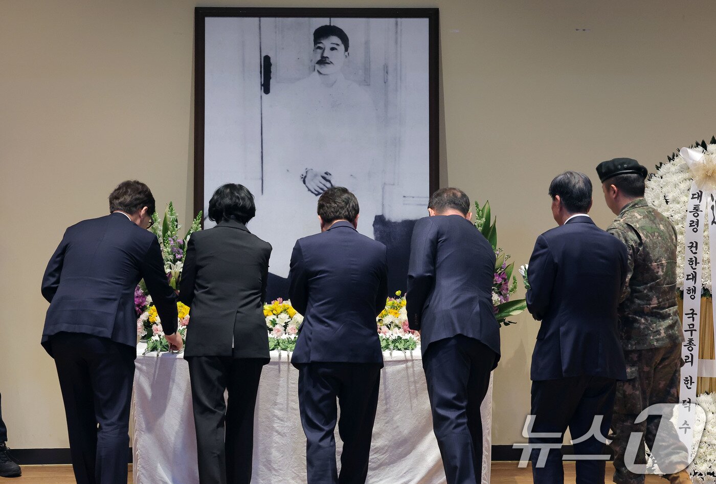 본문 이미지 - 26일 오전 서울 중구 남산 안중근의사기념관에서 열린 안중근 의사 순국 115주기 추모식에서 참석자들이 헌화를 하고 있다. 2025.3.26/뉴스1 ⓒ News1 박정호 기자