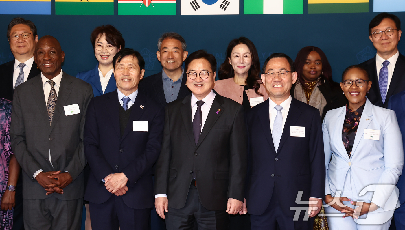 (서울=뉴스1) 김민지 기자 = 우원식 국회의장이 26일 오전 서울 여의도 국회 사랑재에서 열린 주한아프리카 외교사절 초청 오찬에서 주호영, 김학영 부의장 등 참석자들과 기념촬영을 …