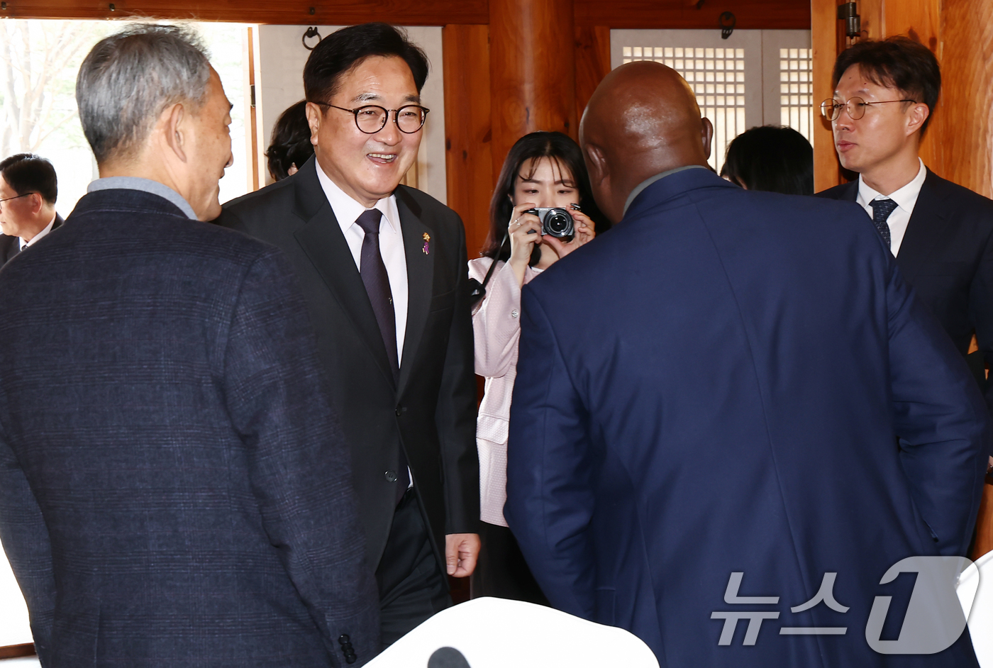 (서울=뉴스1) 김민지 기자 = 우원식 국회의장이 26일 오전 서울 여의도 국회 사랑재에서 열린 주한아프리카 외교사절 초청 오찬에 참석하고 있다. 2025.3.26/뉴스1