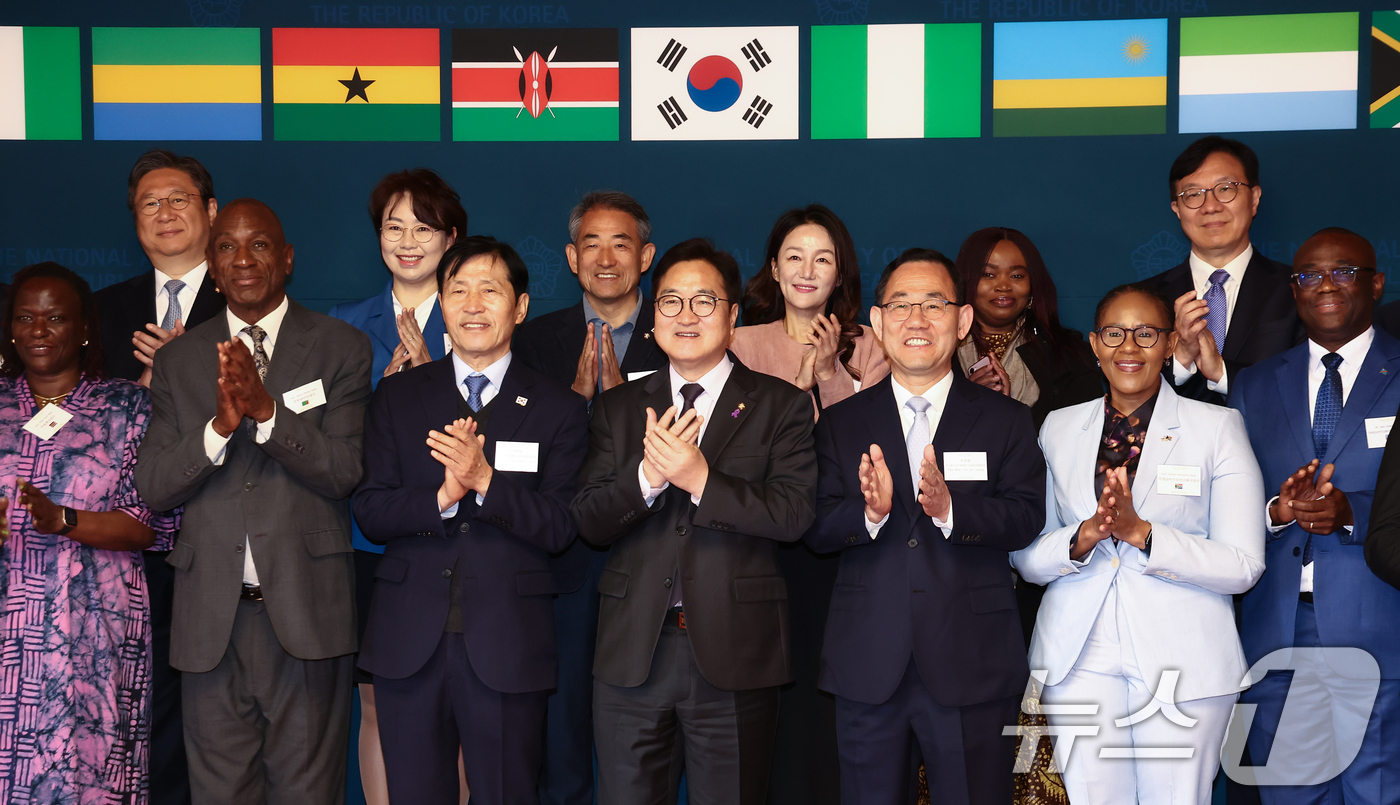 (서울=뉴스1) 김민지 기자 = 우원식 국회의장이 26일 오전 서울 여의도 국회 사랑재에서 열린 주한아프리카 외교사절 초청 오찬에서 주호영, 김학영 부의장 등 참석자들과 기념촬영을 …