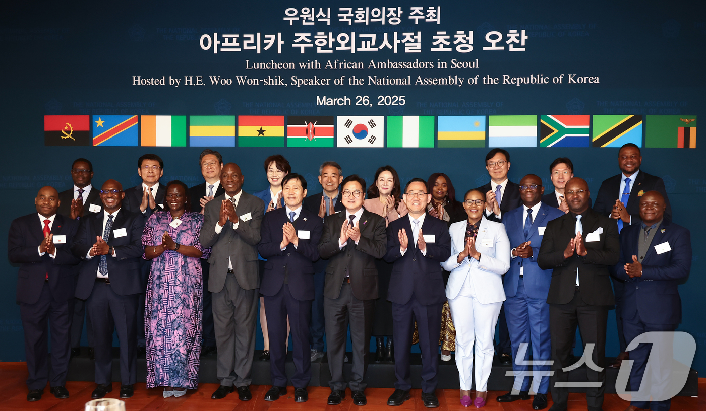 (서울=뉴스1) 김민지 기자 = 우원식 국회의장이 26일 오전 서울 여의도 국회 사랑재에서 열린 주한아프리카 외교사절 초청 오찬에서 주호영, 김학영 부의장 등 참석자들과 기념촬영을 …