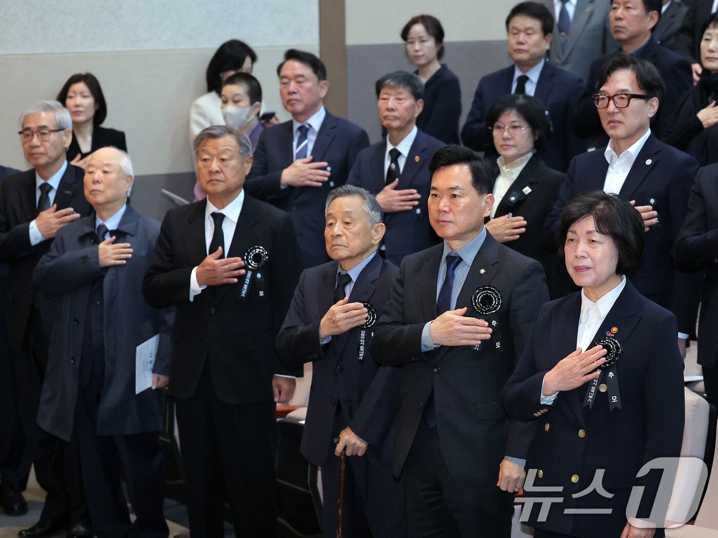 본문 이미지 - 26일 오전 서울 중구 남산 안중근의사기념관에서 열린 안중근 의사 순국 115주기 추모식에서 강정애 국가보훈부 장관과 참석자들이 국민의례를 하고 있다. 2025.3.26/뉴스1 ⓒ News1 박정호 기자
