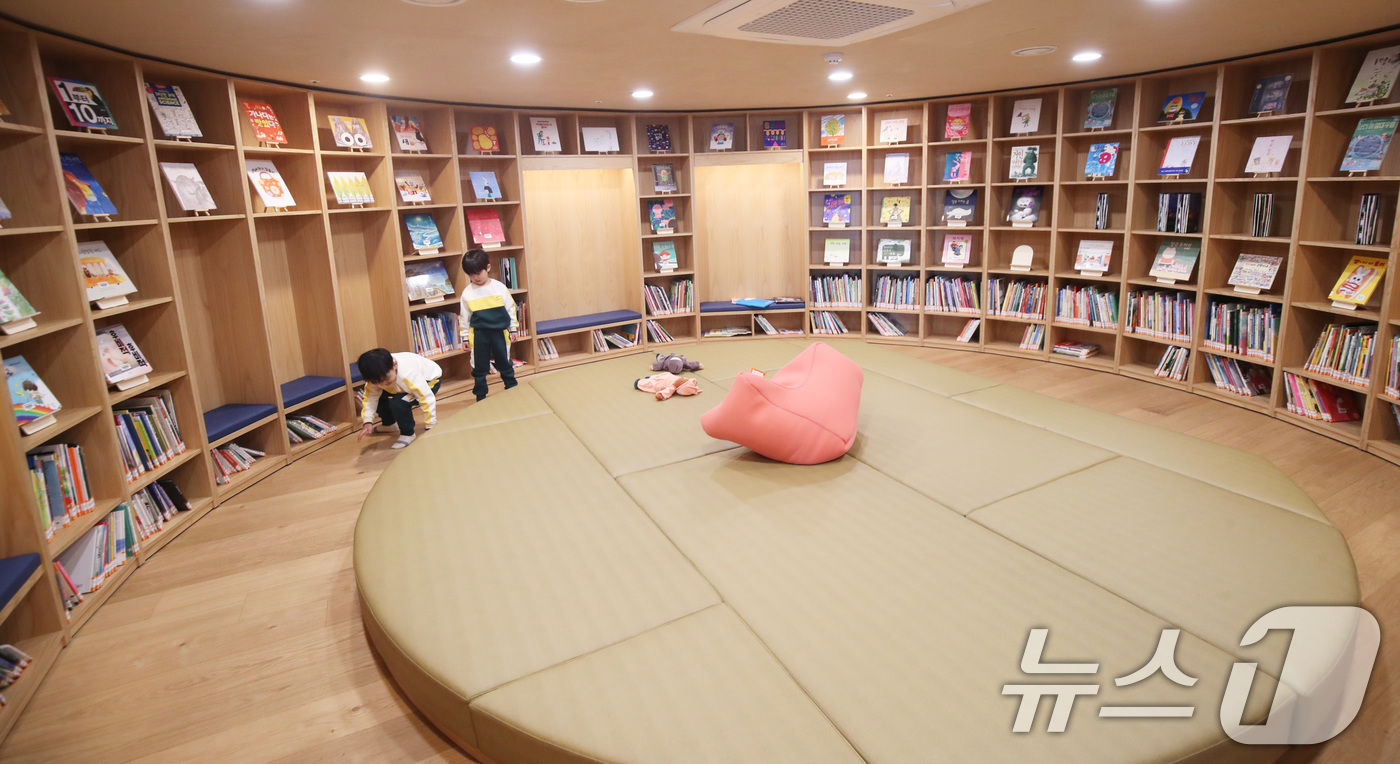 (제주=뉴스1) 오현지 기자 = 26일 오전 제주시 회천동 제주유아교육진흥원 회천분원 '제주꿈새미' 내 책놀이터에서 어린이들이 뛰놀고 있다. 2025.3.26/뉴스1
