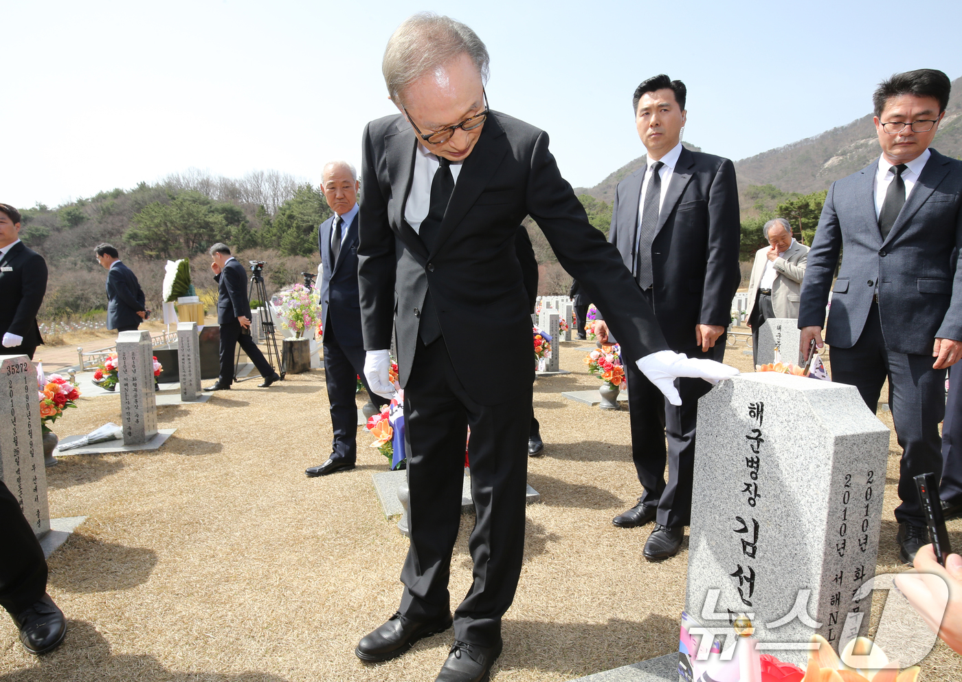 (대전=뉴스1) 김기태 기자 = 이명박 전 대통령이 26일 대전 유성구 국립대전현충원 천안함 46용사 묘역에서 참배하고 있다. 2025.3.26/뉴스1