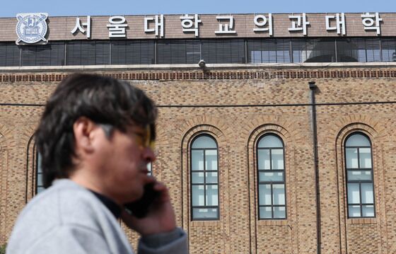 서울대 의대생 66% '등록 찬성'…학생회 "등록 후 투쟁 채택"