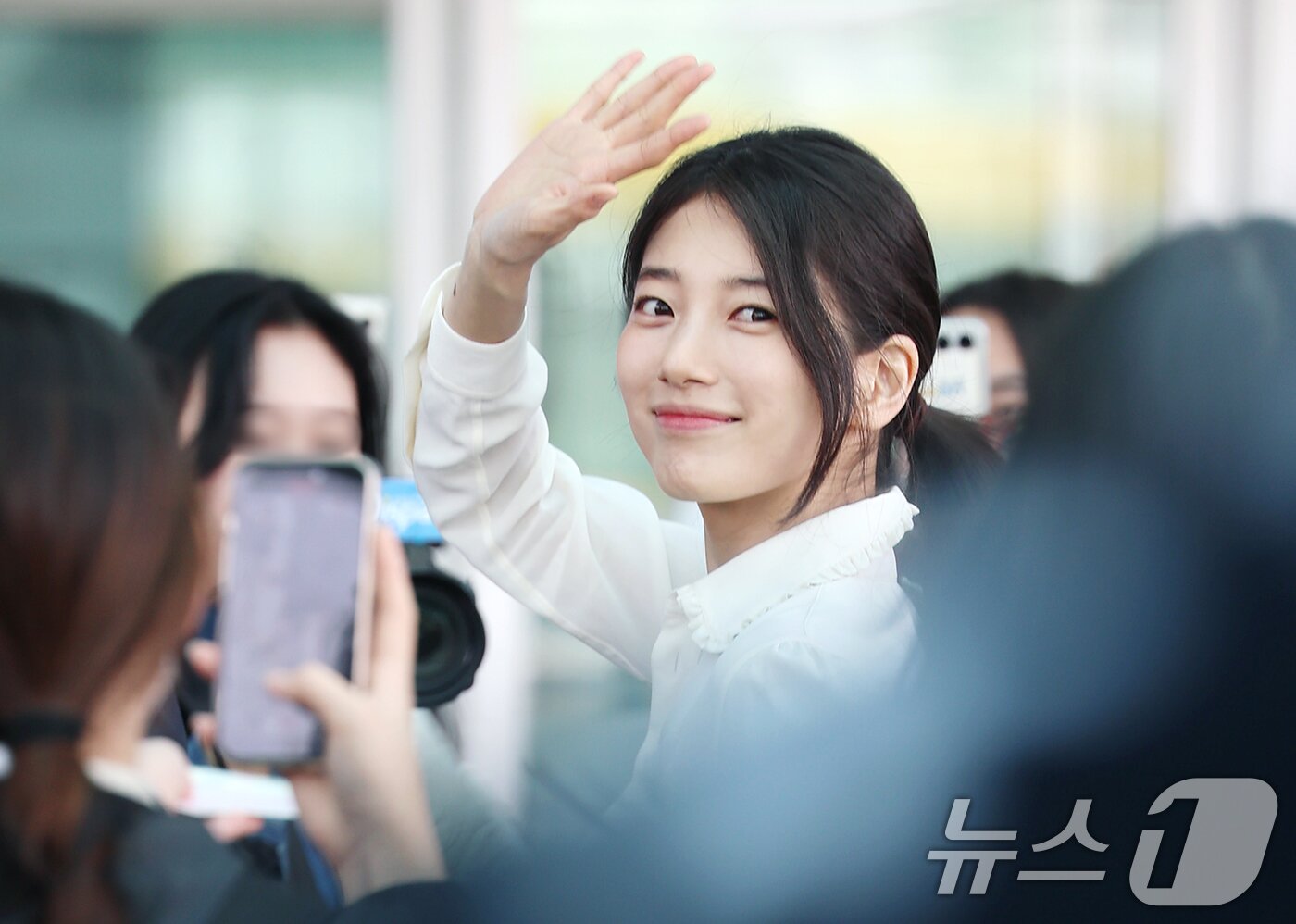본문 이미지 - 배우 수지가 해외 일정을 위해 26일 인천국제공항을 통해 싱가포르로 출국하기 전 인사를 하고 있다. ⓒ News1 권현진 기자