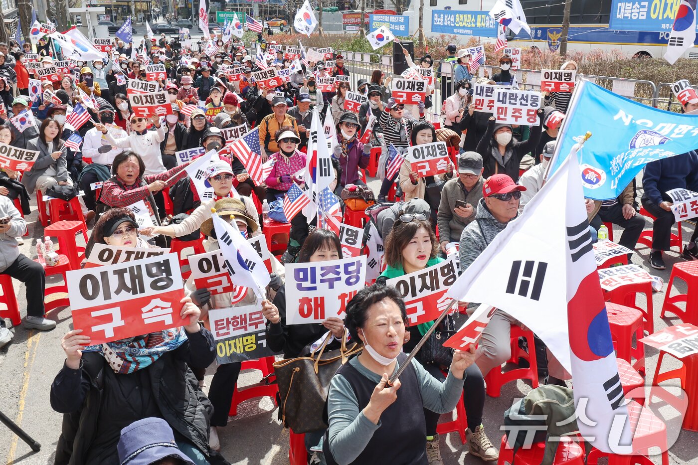 본문 이미지 - 이재명 더불어민주당 대표의 공직선거법 위반 사건 2심 선고일인 26일 오후 서울 서초구 서울중앙지방법원 앞에서 보수단체 회원들이 이재명 대표의 유죄 판결을 촉구하며 구호를 외치고 있다. 2025.3.26/뉴스1 ⓒ News1 민경석 기자