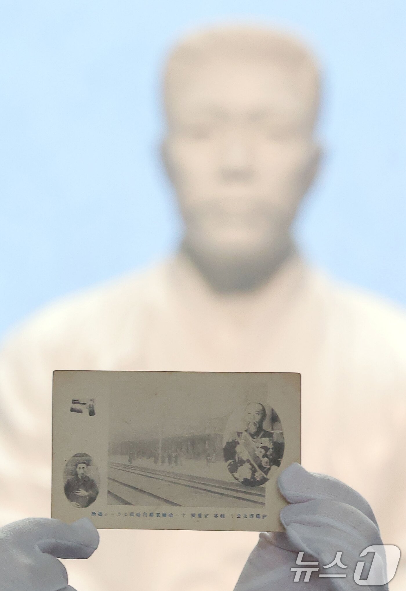 본문 이미지 - 이상현 안중근의사숭모회 이사&#40;태인 대표&#41;가 26일 오전 서울 중구 남산 안중근의사기념관에서 안중근 의사 순국 115주기 기념일을 맞아 안중근 의사와 이토히로부미가 한 화면에 담긴 엽서를 공개하고 있다. 2025.3.26/뉴스1 ⓒ News1 박정호 기자