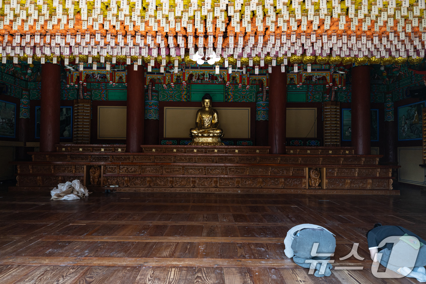 (안동=뉴스1) 이승배 기자 = 26일 경북 의성군 고운사에서 미처 옮기지 못한 불상을 찾은 신자들이 절을하고 있다.이번 경북 의성 산불로 국가지정 문화유산 보물로 지정된 고운사 …