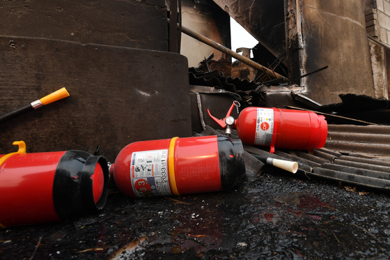 아파트 15층서 소화기 던진 60대…법원 "정신질환" 구속영장 기각