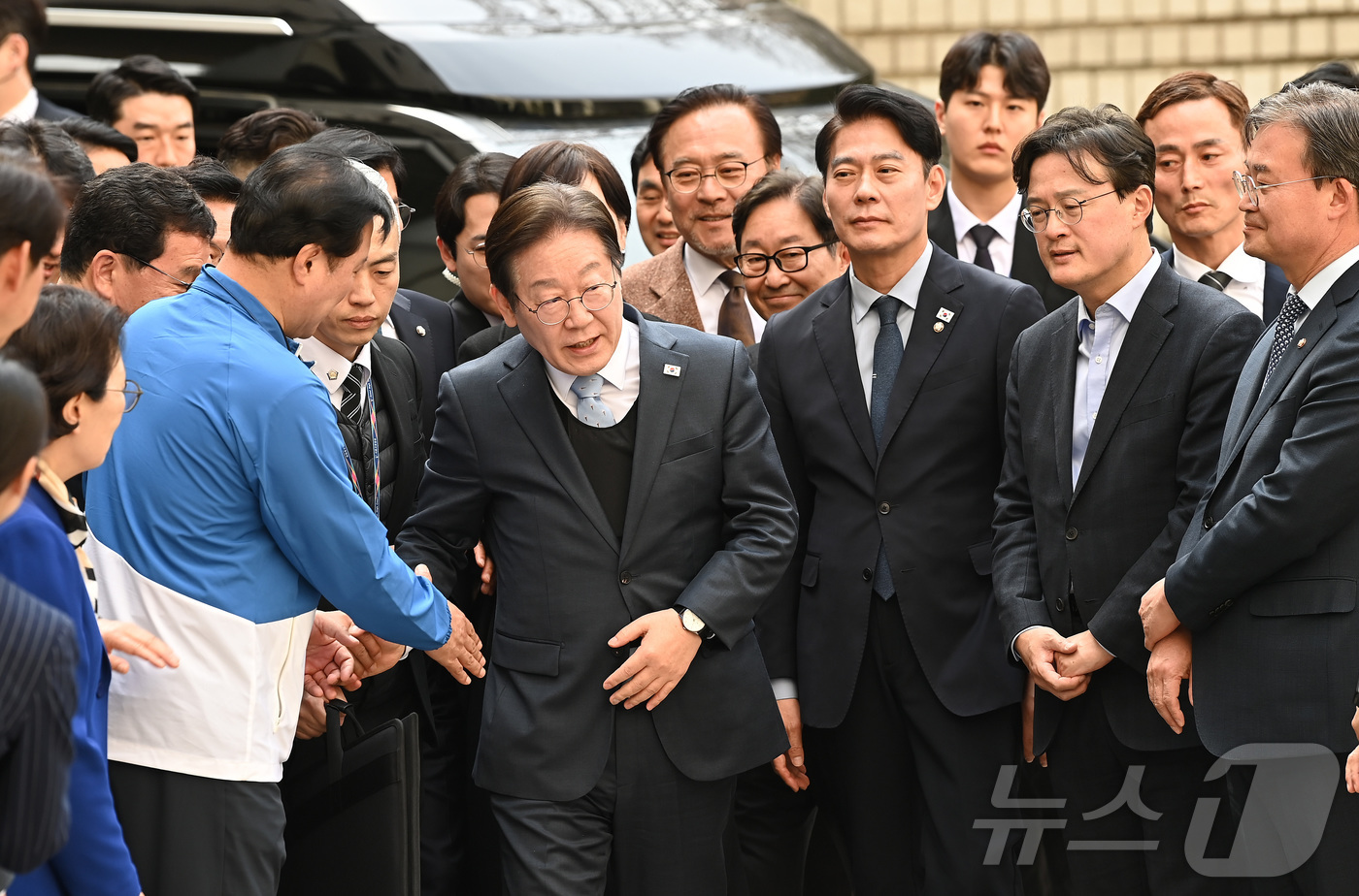 (서울=뉴스1) 사진공동취재단 = 이재명 더불어민주당 대표가 26일 오전 서울 서초구 서울고등법원에서 열린 공직선거법 위반 혐의 2심 선고 공판에 출석하고 있다.  2025.3.2 …