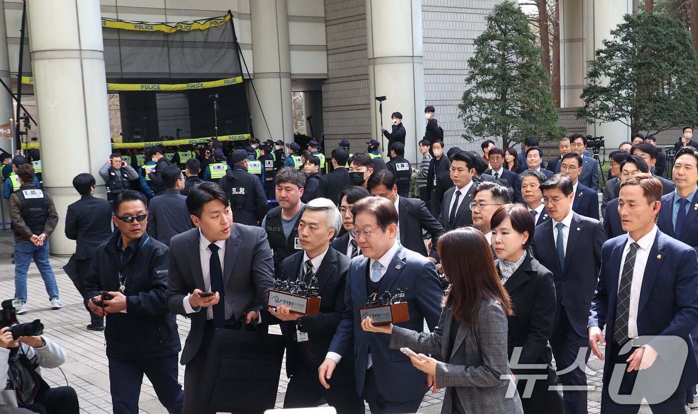 본문 이미지 - 이재명 더불어민주당 대표가 26일 오후 서울 서초구 서울고등법원에서 열린 공직선거법 위반 혐의 항소심 선고공판에 출석하고 있다. 2025.3.26/뉴스1 ⓒ News1 사진공동취재단